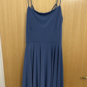 Klänning  - En blå klänning, aldrig använt 