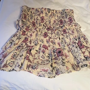 Kjol - Helt ny och oanvänd kjol från neo noir, liknar den populära zara kjolen. Finns inte kvar längre att köpa. Storlek 38 men passar 36 också. Nypris 649kr. 