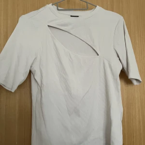 Topp - Vit topp med slit i mitten, sitter jätte fint på 