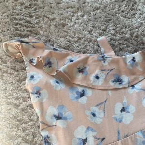 Sommaravslutnings kläning 💕 - Säljer denna fina klänningen som är perfekt mu till skolavslutningen 💕💕 Den är i super bra skick!