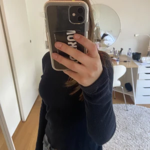 Brandy topp  - Jag säljer min brandy töja för den ej används längre. Den har används ett par gånger och är i bra skick. Förutom att brandylappen har ramlat av, men som man kan se på andra bilden är det samma tröja dock i annan färg då den är slutsåld. Nypris 180kr.