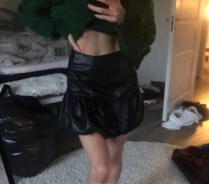 Skinkjol - Snygg skinkjol🧡(första bilden är lånad) kjolen har ett litet hål men det är inget som syns när man har på sig kjolen🤍