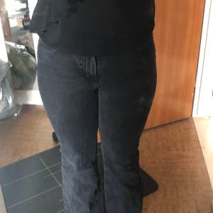 Svarta jeans lite urtvättad i färgen, ett smalt sträck nere vid foten/benet från att jag har sytt upp dom och sedan hätt bort de uppsydda  (Pris kan diskuteras)