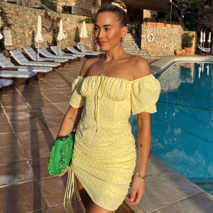 Adoore Palermo klänning 💛 - Säljer denna så fina klänning från Adoore, köpt förra året men bara använd två ggr. Så i superfint skick!! Storlek 36! Passar perfekt till midsommar 🌸🦋