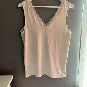 Linne - Fint vitt linne med spetsdetalj🌸