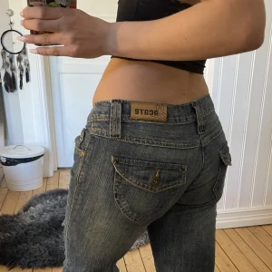 Lågmidjade straight leg jeans - Använda ett fåtal gånger gånger!