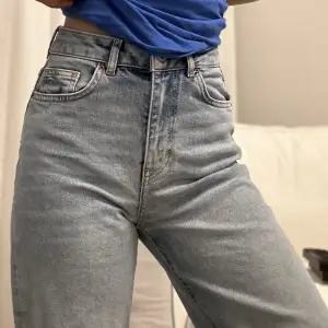 Fina jeans från Vero Moda i modellen PCHOLLY! Nyskick, endast använda 1-2 gånger ❤️