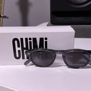 Chimi 03 Black - Säljer mina Chimi 03 - Black. Helt perfekt kondition. Använda ett fåtal gånger under sommaren sedan legat i boxen sen dess. Etui är borttappat och därför medföljer inte. Nypris: ca 1099kr