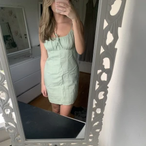 Mintgrön klänning - Säljer denna superfina klänning. Köparen står för frakten💓