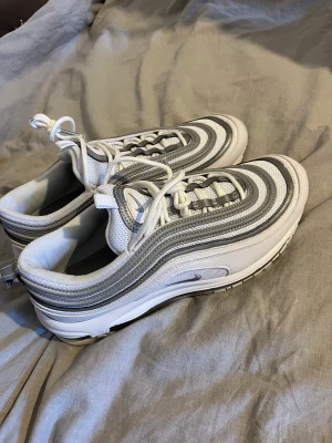 NYA Nike Air Max (44) - Hej! Köpte ett par i storlek 45 men de är små i storleken och passar någon med storlek 44.