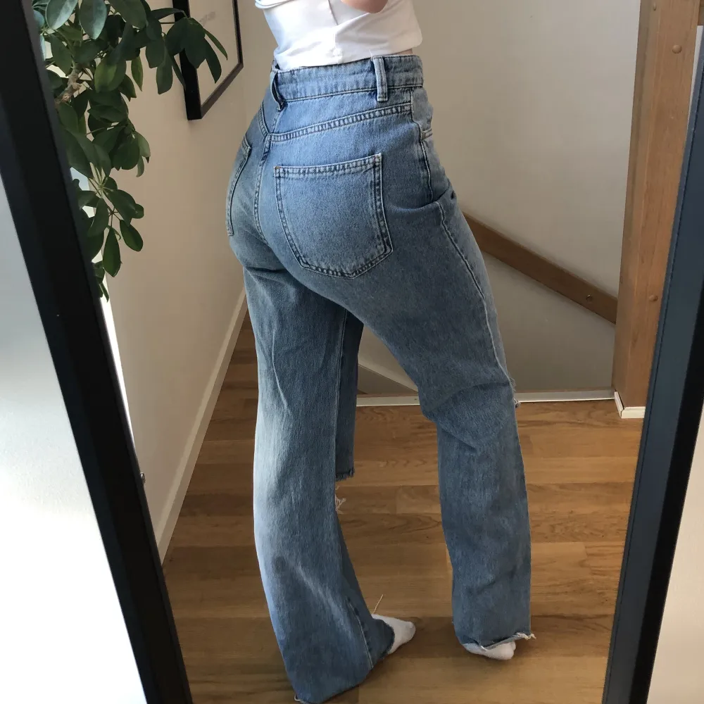 Säljer de här vida jeansen med hål vid knäna från zalando. Säljer då jag inte använder de och för de är för stora. . Jeans & Byxor.