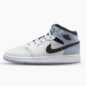 Nike air Jordan 1 mid Ice blue - Säljer ett par helt nya skor, säljer Pga av att de är för små. Storlek 39.   Köpta på restocks! 