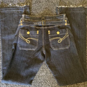 Bootcut jeans - Marinblå bootcut jeans med snygga guldiga detaljer. Mått kan ges privat!