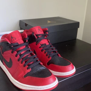 Jordan 1 mid  - Jordan 1 använda fåtal gånger. Storlek 45,5, helt nytvättade och fixade.  ⚠️PRISET KAN DISKUTERAS ⚠️