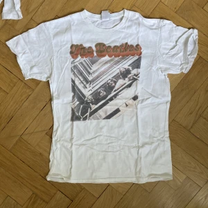 beatles t-shirt  - beatles t-shirt, köpt på urban outfitters