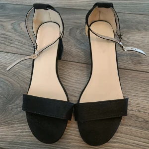 Sko med klack - Svarta klackskor från Shein i storlek 36. Aldrig använda, så i fint skick. Knäpps med fejkknäppe (se sista bilden).  Klackhöjd 5, 5 cm.