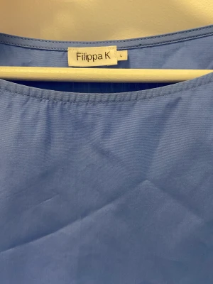 FILIPPA K blus - Använd endast en gång, skulle säga att den passar de som bär storlek M bättre om man vill ha den lite luftigare Ord. Pris 1 599kr