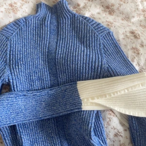 Blå topp - Supersnygg medel polo från hm i blått med vita ärmar! Slutsåld överallt och använt en gång så i fint skick! nypris 499