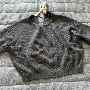 Stickad tröja från zara❤️ - Jätteskönt material med söt rosett i ryggen!