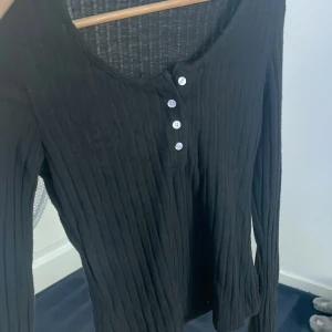 Ribbad långärmad topp - Aldrig använd, påminner om elena gilberts stil