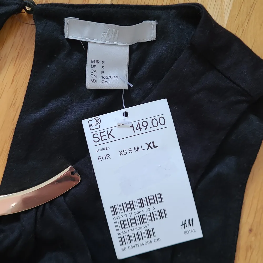 Helt nytt linne från H&M. Står storlek XL på prislappen men S på linnet (den är S). Kan fraktas men köparen står för frakten. . Toppar.