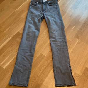 Trendiga gråa zara jeans har bara använt en gång för de var lite förr långa på mig. De kostar egentligen 360. Storlek: 38. Finns inga defekter på byxan den är som ny