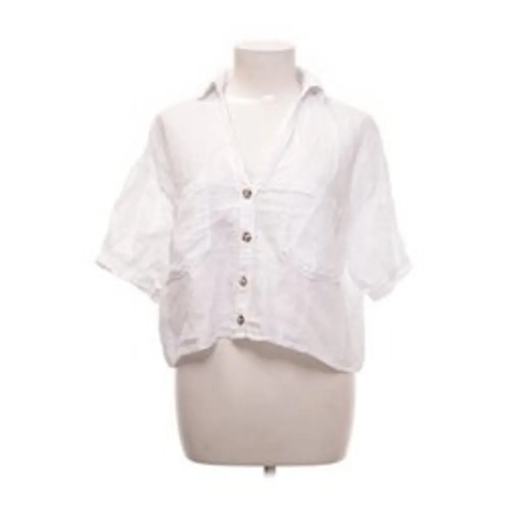 Säljer två jättefina linneskjortor, säljer pga att de har blivit för små, säljer båda för 250+frakt eller en för 150+frakt 💓. Skjortor.