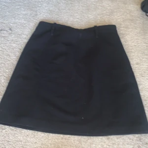 Kostym liknande kjol  - Jättesöt svart kjol med en classy vibe. Dragkedja finns på sidan för att snatcha din kropp och sitter jättefint. Inga tecken på användning.