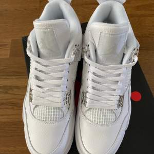 Riktiga Jordan 4 Pure money i storlek 42. Kvitto finns och skorna är helt nya:)