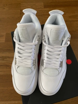 Jordan 4 Pure money - Riktiga Jordan 4 Pure money i storlek 42. Kvitto finns och skorna är helt nya:)