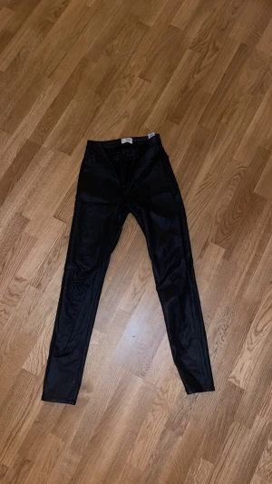 Skinn byxor - De är tajta skinnbyxor med högmidja, bra skick