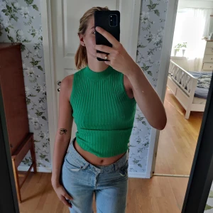 Grönt Linne - Grönt Linne från New Yorker. I storlek XS men den är relativt stretchig så S/M hade nog passat 😊😊 Aldrig använd.
