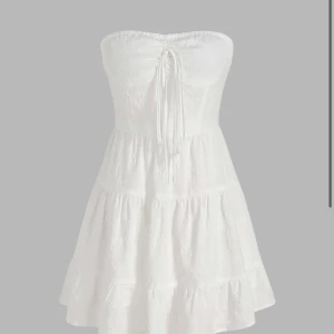 Vit sommarklänning  - Superfin vit klänning perfekt till sommaren! Aldrig använt eftersom den är lite för liten för mig så det är därför jag säljer den. Står ej för frakt