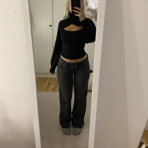 Jeans med låg midja och glitterdetaljer - Coola jeans med glitter detaljer. Hittar ingen storlek men passar bra på mig som har storlek xs/s.