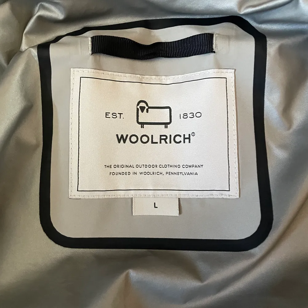 Säljer min Woolrich vind/höst-jacka, som jag köpte i vintras. Jackan är tunn och perfekt för blåst och regn, då materialet är Gore-Tex.   Inga synliga skador, det enda är att de nedre fickorna är lite slitna, men inget som syns som sagt. . Jackor.