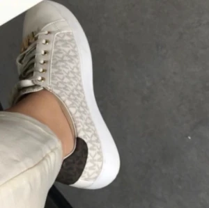 MICHAEL KORS SNEAKERS - Underbara sneakers från Micheal Kors. Givetvis äkta. Skorna är sparsamt använda ca 1-2 gånger som max. Nypris syns på bilden. Strl 38/39. 💛 Låda medföljer. 