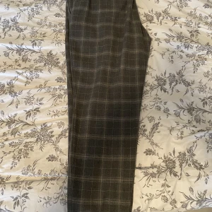 Kostym Byxor - Fina kostym byxor köpta från Zara, använda ett fåtal gånger och nu säljer den pga bytt stil. Inga fläckar på den och inga hål, kontakta för mer bilder om det behövs.