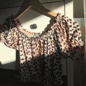 Leopard topp siden - Det är en magtröja med en mjukt tyg💗 Har använt den ca 2 gånger💗 Passar XS-S