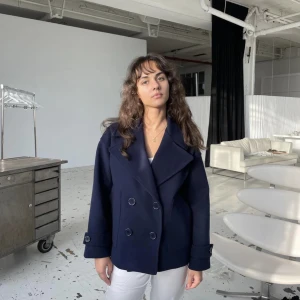 Jacka - Säljer min nästan helt nya design by si jacka i färgen blå. Originalpris 800kr Jackan passar både xs och s.