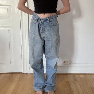 Levi’s jeans - Äkta vintage Levis, köpta på pop för någon månad sen. De hänger baggy på mig och jag har typ L i underdelar? (Inte jag på bilden obs)