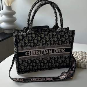 Säljer en Christian dior väska aldrig använd! 