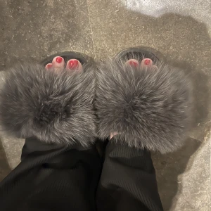 Pälstofflor  - Säljer åt min mamma, pälstofflor i fin grå färg😍 fluffig päls och storlek 38/39❤️