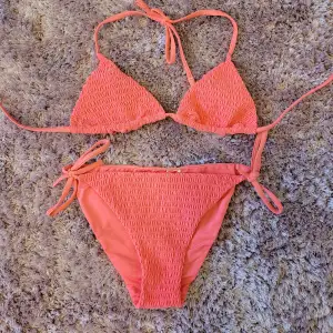 Såå fin bikini i korallrosa från Calzedonia! Den är i jättefint skick, köpt förra sommaren i butik och bara använd 2 ggr🩷 Kan mötas upp i Göteborg, annars står köparen för frakten!