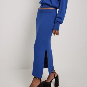 Blå långkjol  - Blå långkjol i skönt material. Endast provad, kan skicka fler bilder om så önskas! 