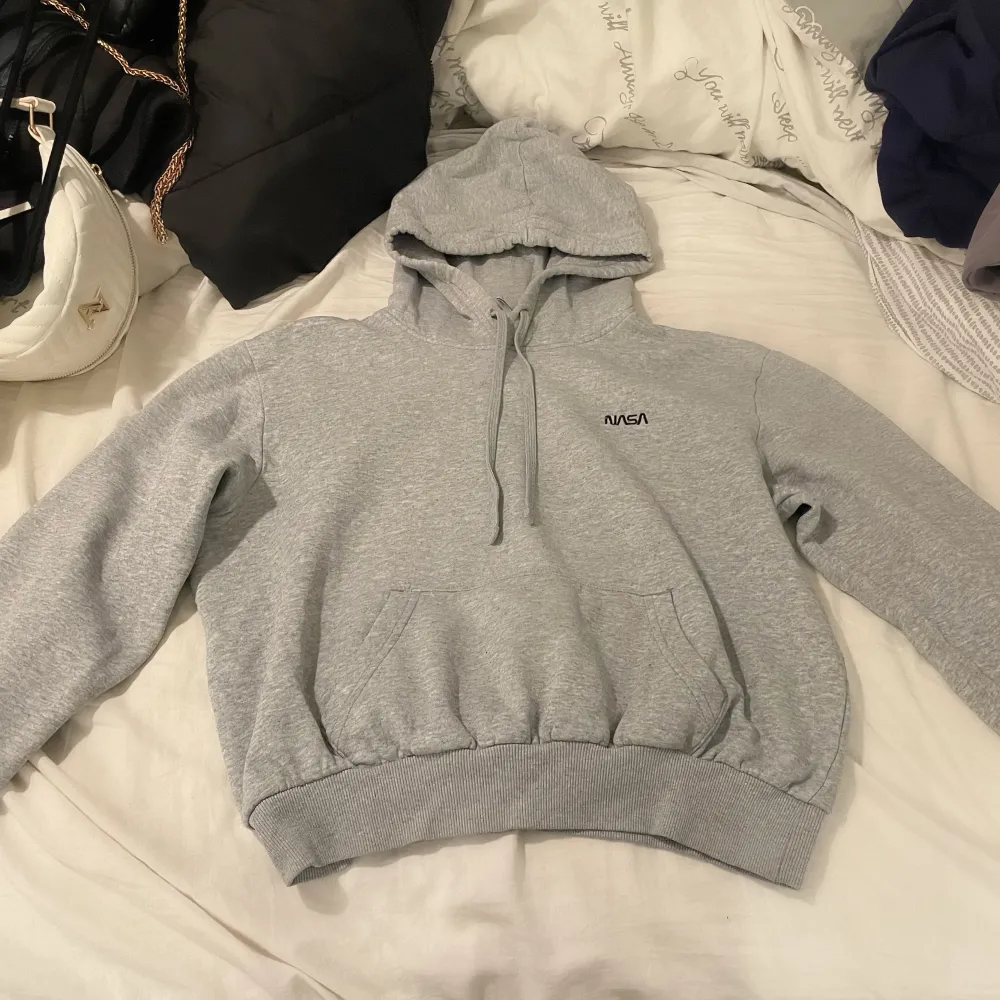 Grå Nasa hoodie ifrån H&M i storlek S💖. Hoodies.