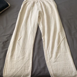 linne byxor  - jättebra skickt använda nån gång köpte förra sommaren i turkiet därför vet jag inte riktigt märket men de är jättefina på skriv om ni vill ha bild på hur de ser ut när de sitter på, priset kan diskuteras 