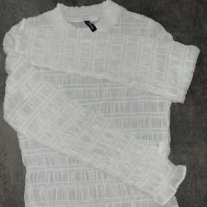 Vit blus. - En vit, genomskinlig blus i utmärkt skick med en bekväm passform. Tidslös och elegant, passar till alla tillfällen och är lätt att styla.