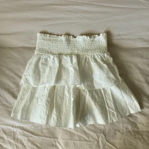 Kjol - Säljer denna supersöta volangkjolen! 🤍 Bra skick! Lägg gärna ett bud om du är intresserad!