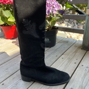 Cowboy boots - Säljer mina cowboyboots i storlek 39 då de tyvärr blivit för små för mig. Låg klack vilket gör att de är väldigt bekväma att gå i.