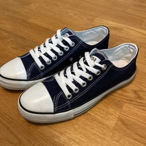 Converse mörk blåa - Converse storlek 39 mörk blå färg. Fint skick, knappt använda. Ser nästan nya ut